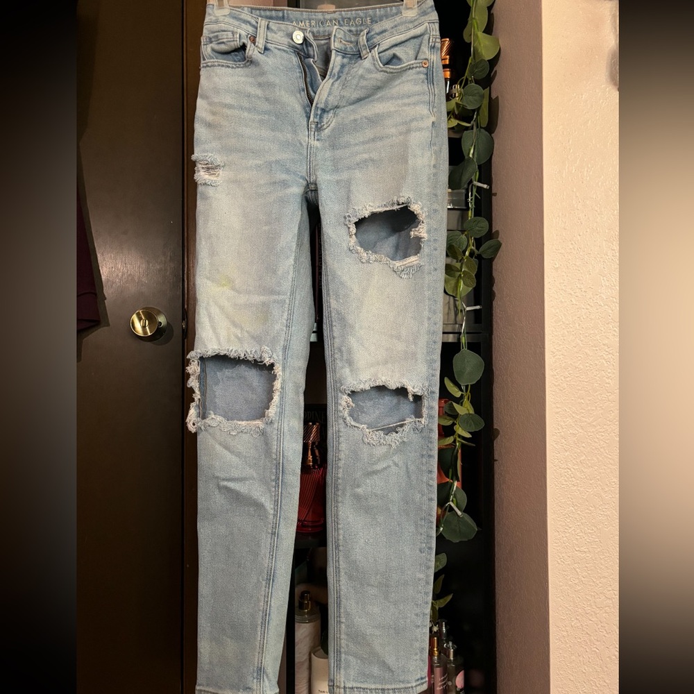 American Eagle Women’s Light Wash Mom Jeans